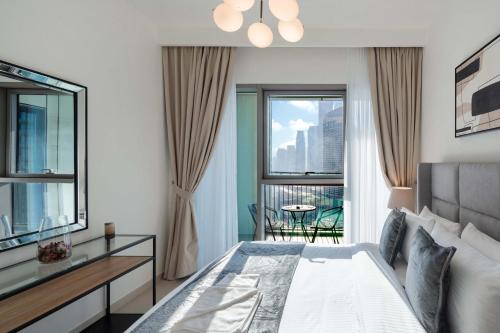 - une chambre avec un lit et une vue sur la ville dans l'établissement Sleeps 8 Burj Views Direct Dubai Mall Access, à Dubaï