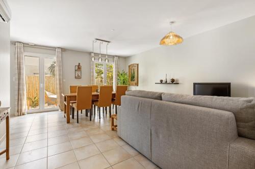 - une salle à manger et un salon avec un canapé et une table dans l'établissement Un Rêve d'ailleurs, à Cers