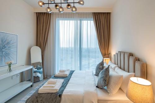 ein Schlafzimmer mit einem großen Bett und einem großen Fenster in der Unterkunft 2-Bedroom in the Heart of Downtown Dubai in Dubai