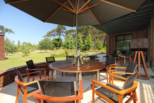 Ảnh trong thư viện ảnh của Villa Schmidt - Strandhaus direkt am Meer mit Sauna, Sport und Dünengarten IV ở Warnemünde