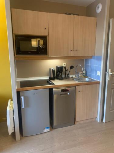 a small kitchen with a sink and a microwave at Apartments 4/5P - Disneyland Paris in Serris