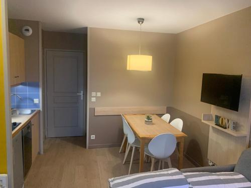 a small kitchen and dining room with a table and chairs at Apartments 4/5P - Disneyland Paris in Serris