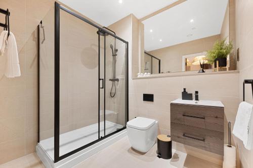 een badkamer met een douche, een toilet en een wastafel bij Rock Mill Apartment 8 in Eyam