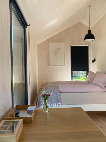 塞爾福斯的住宿－Bjarmaland Cottages，一间卧室配有一张大床和一张桌子