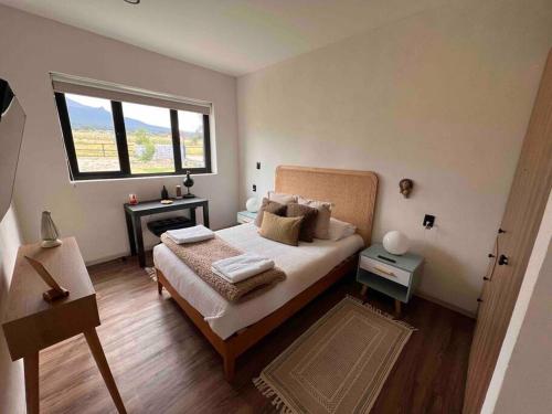 een slaapkamer met een groot bed en een raam bij Increíble Rancho en Huamantla in Huamantla