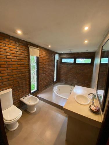 a bathroom with a toilet and a bath tub at Complejo Tajamar in Colón