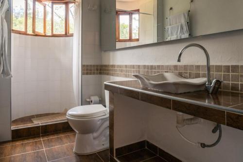 La salle de bains est pourvue d'un lavabo et de toilettes. dans l'établissement La Leyenda Apartamentos, à Villa de Leyva