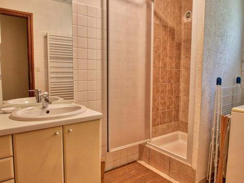 un bagno con lavandino e doccia di Appartement cosy 3 pièces au pied des pistes, parking privé - FR-1-505-104 a Notre-Dame-de-Bellecombe