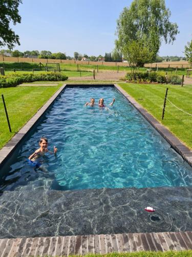 Kolam renang di atau dekat dengan Cottage de Vinck