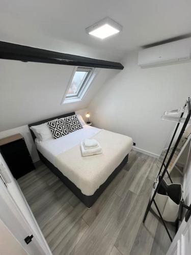 a bedroom with a bed in a small room at Cozy One Bedroom Flat In Bedford - Free Parking & Free WIFI in Bedford