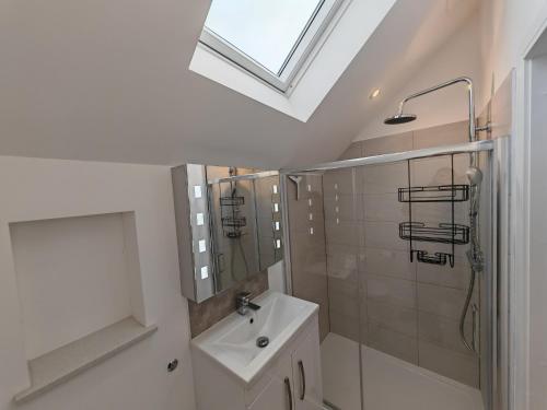 uma casa de banho com um lavatório e um chuveiro em Middleton em Bognor Regis