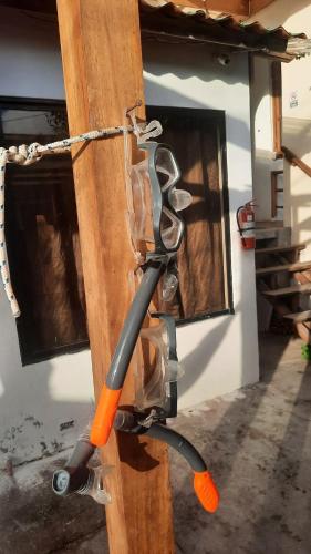 a pair of scissors hanging from a piece of wood at Alma de cedrela in Puerto Ayora