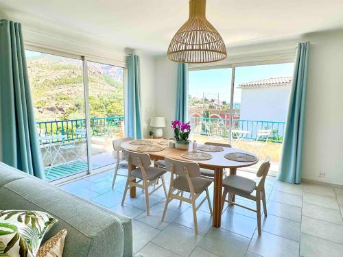 un salon avec une table, des chaises et un canapé dans l'établissement Superbe 6 couchages - 200m de la mer - Terrasse - Climatisation, à Saint-Raphaël