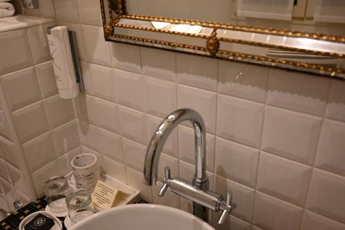 Koupelna v ubytování Hôtel La Villa Eugene