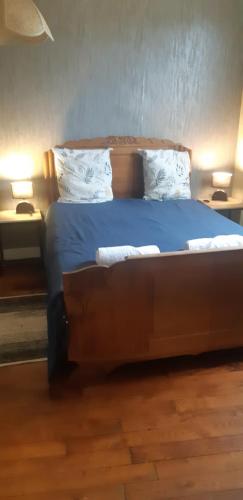 - une chambre avec un lit doté de draps et d'oreillers bleus dans l'établissement Maison à Troyes, à Troyes