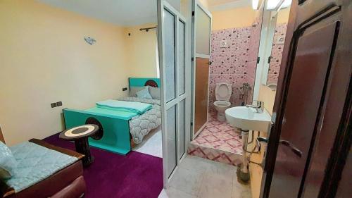 Habitación pequeña con cama y lavamanos en SIDI ALI BOUSSERGHINE en Sefrou
