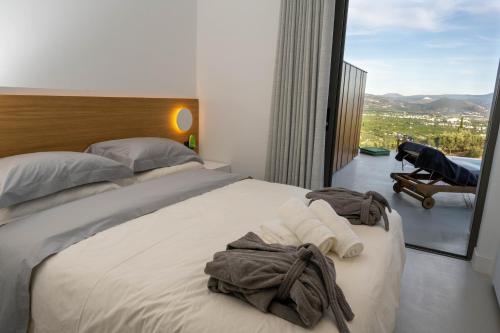 1 dormitorio con 1 cama grande y toallas. en AZIZA luxury suite en Tolón