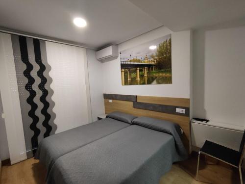 Postel nebo postele na pokoji v ubytování Hostal Rioja Condestable