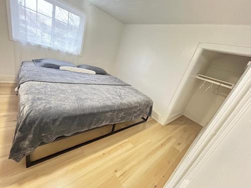 A bed or beds in a room at Albert Housing