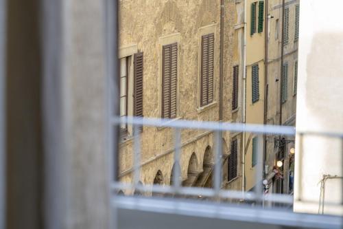 een raam met uitzicht op een gebouw bij Bright Santa Croce in Florence