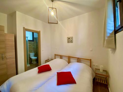 Postel nebo postele na pokoji v ubytování ''Serenia'' Maisonette by Ski Alure
