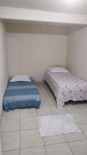twee bedden naast elkaar in een kamer bij Estrela do norte in Serra