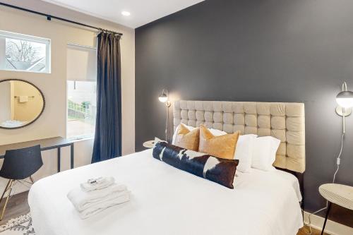 ein Schlafzimmer mit einem großen weißen Bett und einem Spiegel in der Unterkunft Country Classic at West End Living, Unit #203 in Nashville