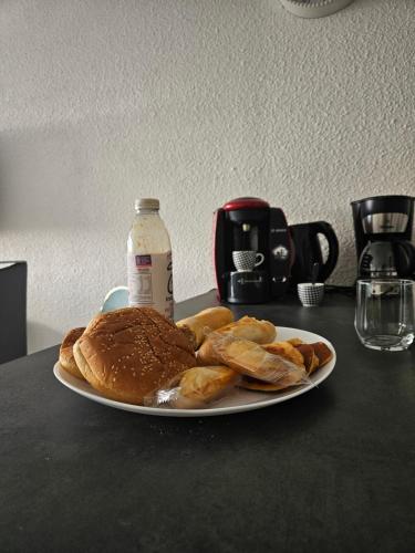 une assiette de pain et une bouteille de lait dans l'établissement La Fleur de Roseau 200m de la plage 300 m des Commerces, au Grau-du-Roi