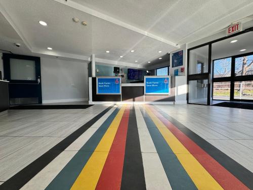Телевизор и/или развлекательный центр в Studio 6 Suites East Syracuse Airport