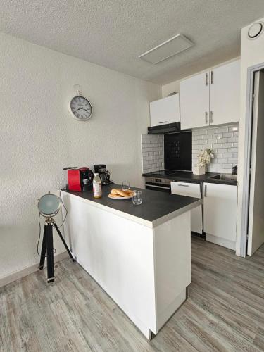 - une cuisine avec un comptoir et une plaque de cuisson dans l'établissement La Fleur de Roseau 200m de la plage 300 m des Commerces, au Grau-du-Roi