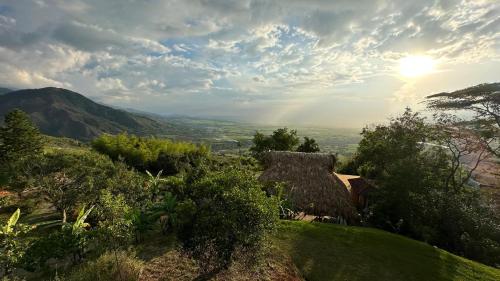 Una casa su una collina con il sole nel cielo di Casa TELLUS - Piedechinche a Venecia