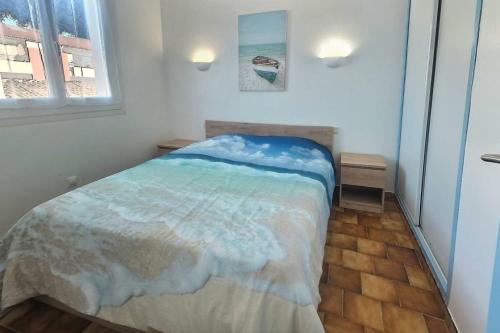 une chambre avec un lit dans une pièce avec une fenêtre dans l'établissement Gasc, à Valras-Plage