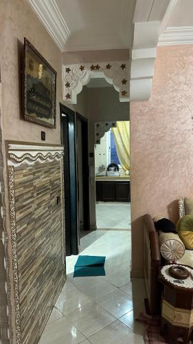 un pasillo con una puerta en una habitación en appartement familiale, en Meknès