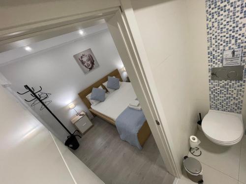 Habitación pequeña con cama y aseo en airport room, en Lisboa