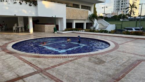 una gran fuente en un patio en un edificio en Ayenda Soft Vanilla House Boutique en Cartagena de Indias