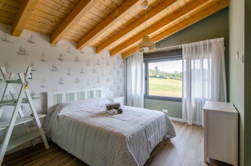um quarto com uma cama, uma escada e uma janela em Espectacular casa con encanto para familias y grupos em Ourense