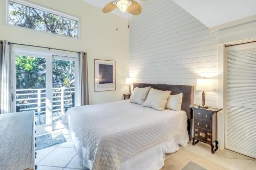 Habitación blanca con cama y balcón. en 4403 Windswept, en Kiawah Island