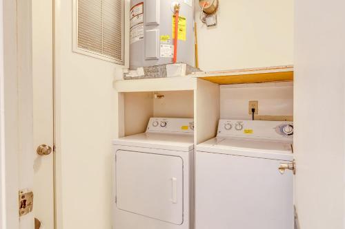 lavadero con 2 lavadora y secadora en 4403 Windswept, en Kiawah Island