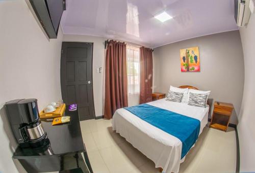 ein Hotelzimmer mit einem Bett und einer Kamera in der Unterkunft Hotel La Vid La Fortuna in Fortuna