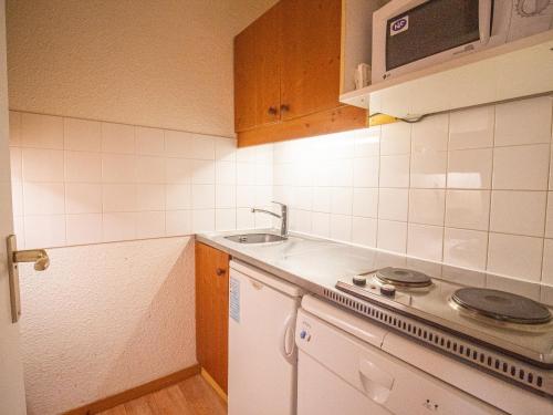 Appartement Valmorel, 2 pièces, 5 personnes - FR-1-356-196にあるキッチンまたは簡易キッチン