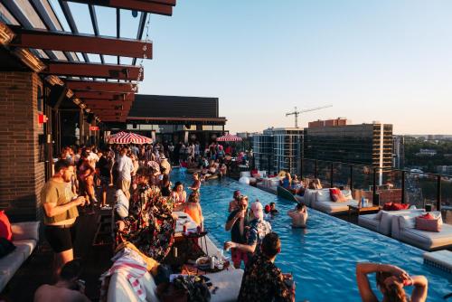 un grupo de personas sentadas en una piscina en Virgin Hotels Nashville en Nashville