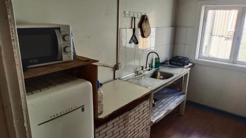 Köök või kööginurk majutusasutuses HOSTAL VALDIVIA