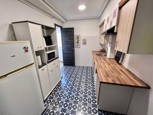 eine Küche mit einem Kühlschrank und einer Theke darin in der Unterkunft Loft interior y tranquilo Petrer B in Petrer