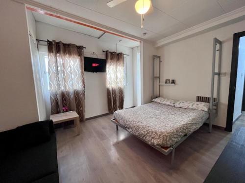 ein Schlafzimmer mit einem Bett in der Mitte eines Zimmers in der Unterkunft Loft interior y tranquilo Petrer B in Petrer