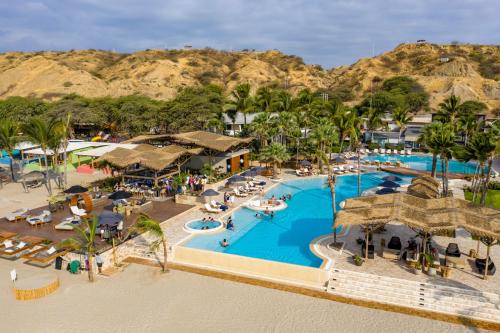 vista aerea di un resort con piscina di Punta Sal Suites & Bungalows Resort a Canoas De Punta Sal