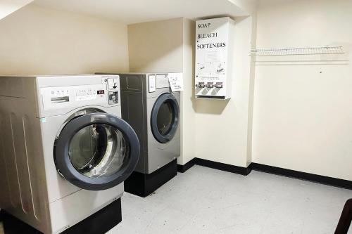 a washing machine and a dryer in a room at OYO Hotel Rome West GA in Rome