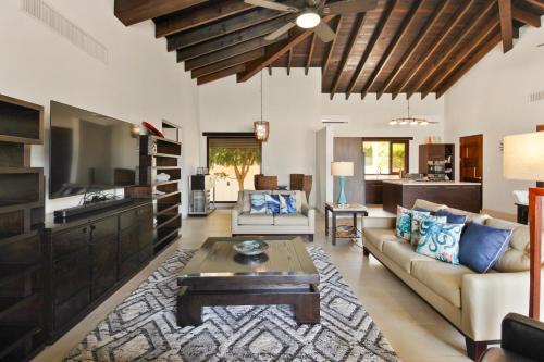 een woonkamer met een bank en een tafel bij Arashi Palm Villa in Noord