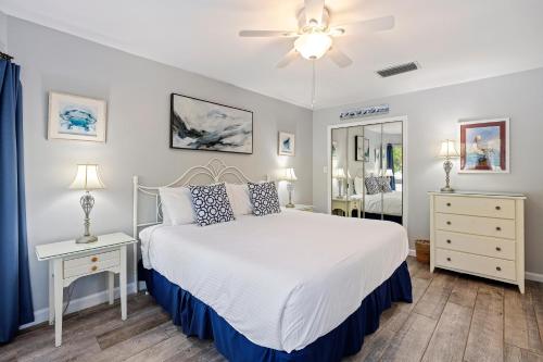 een slaapkamer met een wit bed en 2 nachtkastjes bij 5556 Turtle Cove in Kiawah Island