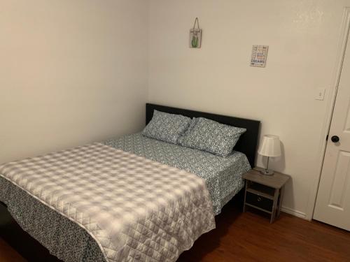 Ένα ή περισσότερα κρεβάτια σε δωμάτιο στο Private room in Dallas near downtown