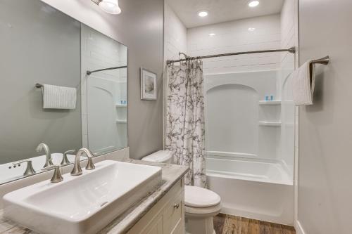 ein Bad mit einem Waschbecken, einem WC und einer Dusche in der Unterkunft Pet-Friendly Omaha Vacation Rental with Deck! in Omaha